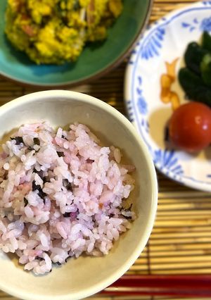 赤紫蘇で炊いたご飯　梅の香り、赤紫蘇の赤。-レシピのメイン写真