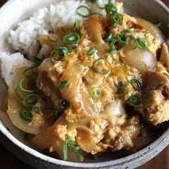 รูปของ フライパンで作るつゆだくふわとろ親子丼の黄金比