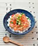 玉ねぎ麹でおいしい！ロミロミサーモン丼