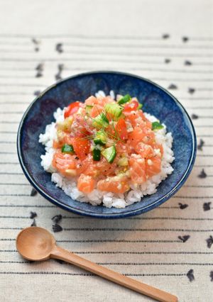 玉ねぎ麹でおいしい！ロミロミサーモン丼-レシピのメイン写真
