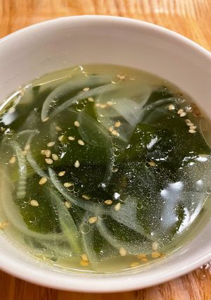わかめと玉ねぎの簡単スープ-レシピのメイン写真