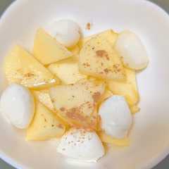 รูปของ りんごとモッツアレラのシナモンカプレーゼ