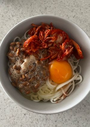 麺の時のたんぱく質)納豆たまごキムチのせ-レシピのメイン写真