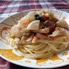 รูปของ 柏産カブとツナの和風スパゲティ【柏市学校給食】