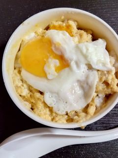 目玉焼きスクランブルエッグ丼-レシピのメイン写真