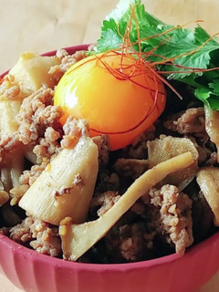 簡単冷凍きのこピリ辛牛そぼろ丼ダイエット-レシピのメイン写真