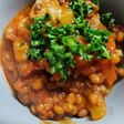 じっくり煮込むトリッパと豆のトマト煮込み