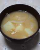 じゃがいもとたまねぎのお味噌汁。