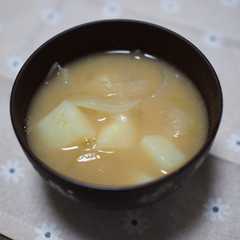 รูปของ じゃがいもとたまねぎのお味噌汁。