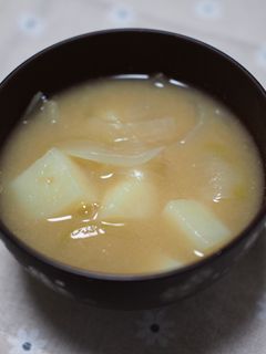 じゃがいもとたまねぎのお味噌汁。-レシピのメイン写真