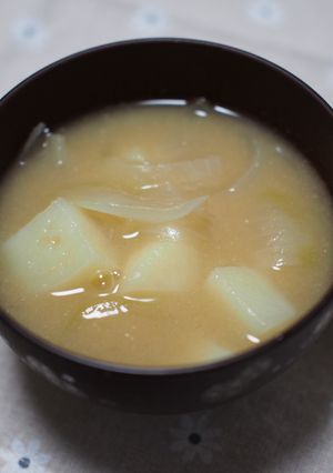 じゃがいもとたまねぎのお味噌汁。-レシピのメイン写真