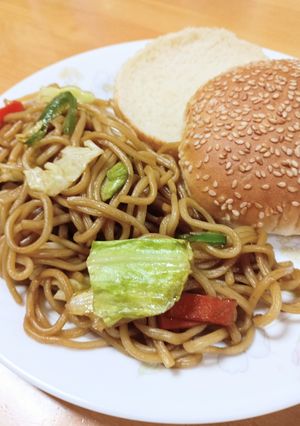 休日ランチ♪野菜焼きそばバーガー-レシピのメイン写真