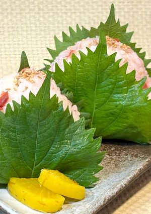 簡単時短☆朝食昼食弁当に♪大葉と梅干しのおにぎり-レシピのメイン写真