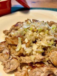 とっても簡単！焼いた豚肉にネギ塩だれ♡-レシピのメイン写真