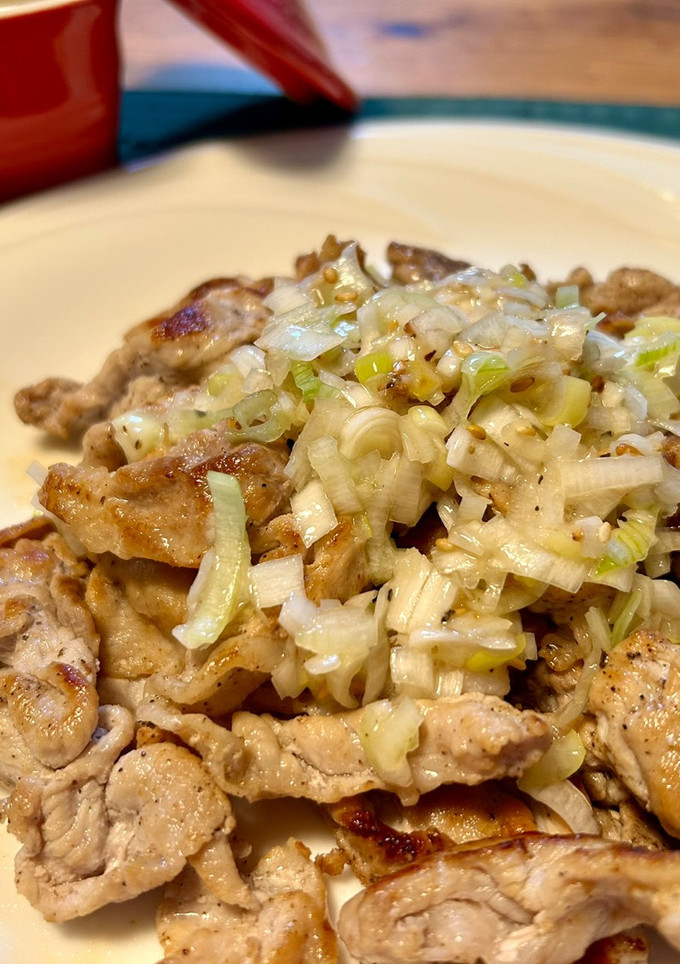 とっても簡単！焼いた豚肉にネギ塩だれ♡-レシピのメイン写真