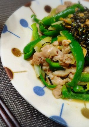 ＊ピーマンと豚肉と長ネギのガリバタ炒め＊-レシピのメイン写真