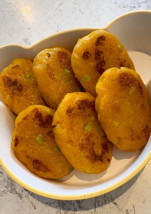 〜離乳食後期〜かぼちゃと枝豆入いももち-レシピのメイン写真