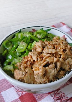 卵いらずの二色丼!鶏胸そぼろガリバタ醤油-レシピのメイン写真