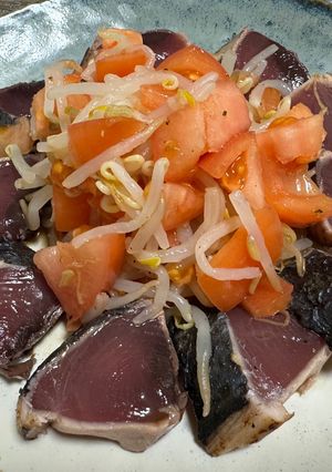鰹のタタキ〜もやしとトマト乗せ-レシピのメイン写真