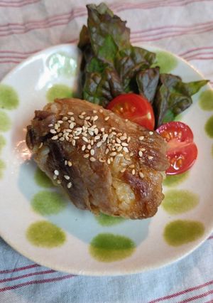少量＆コマ肉♪節約肉巻きおにぎり-レシピのメイン写真