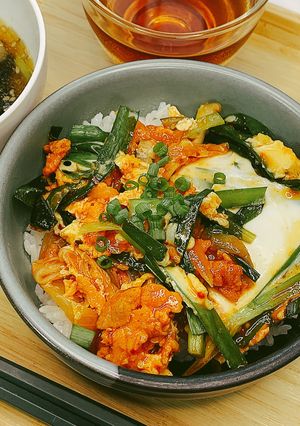 bibigo豚キムチで！ニラ玉丼-レシピのメイン写真