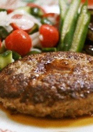 夏野菜と一緒に食べるガーリックハンバーグ-レシピのメイン写真