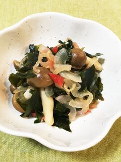 玉ねぎとわかめの梅しょうが炒め-レシピのメイン写真