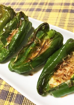 種ごとペロリ！ピーマンの丸焼きチーズのせ-レシピのメイン写真