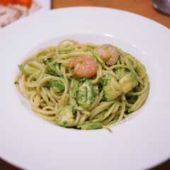 รูปของ 小エビとアボカドとパクチーのパスタ