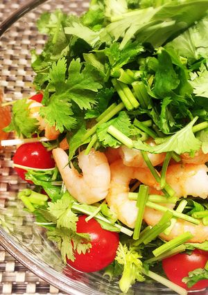 ☆簡単おもてなしエビと水菜パクチーサラダ-レシピのメイン写真