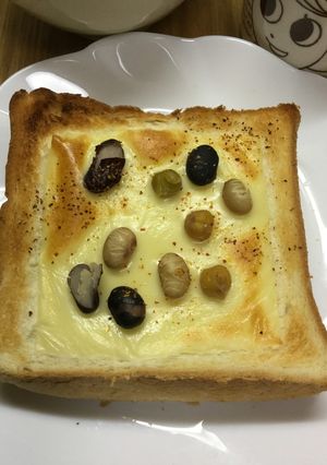 蒸しサラダ豆をのせたチーズトースト-レシピのメイン写真