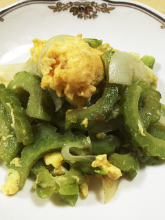 夏にはコレ!ゴーヤと玉ねぎと卵の炒め物-レシピのメイン写真