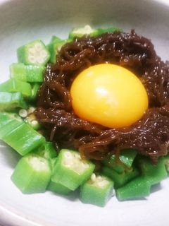 納豆とオクラともずくに卵黄のせ-レシピのメイン写真
