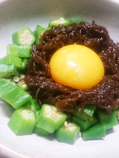 納豆とオクラともずくに卵黄のせ-レシピのメイン写真
