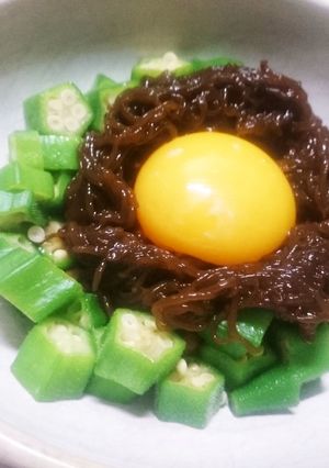 納豆とオクラともずくに卵黄のせ-レシピのメイン写真