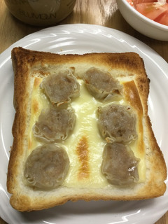 しゅうまいをのせたチーズトースト-レシピのメイン写真
