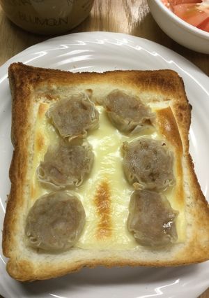 しゅうまいをのせたチーズトースト-レシピのメイン写真