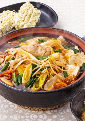 〆にラーメン！キムチで作るプデチゲ風鍋-レシピのメイン写真