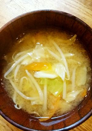 もやし・キャベツ・ニンジンの野菜味噌汁-レシピのメイン写真