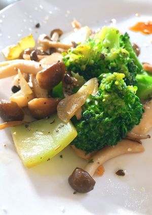 ブロッコリーとシメジのニンニク醤油-レシピのメイン写真