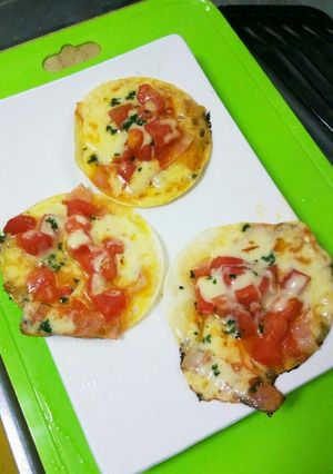 お酒のおつまみ❤餃子の皮で即席ピザ-レシピのメイン写真