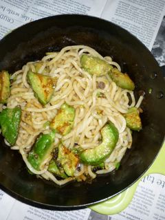 鉄パンでシンプルにアボカドの焼きうどん-レシピのメイン写真