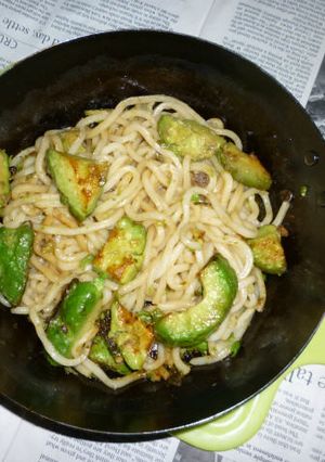 鉄パンでシンプルにアボカドの焼きうどん-レシピのメイン写真