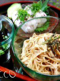 簡単ランチ♪卵混ぜ蕎麦とごま紫蘇おにぎり-レシピのメイン写真