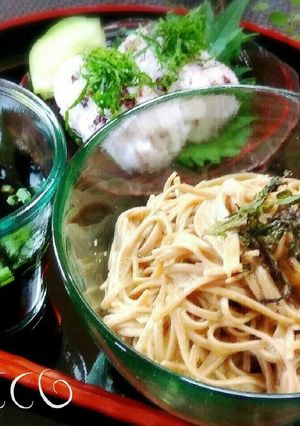簡単ランチ♪卵混ぜ蕎麦とごま紫蘇おにぎり-レシピのメイン写真