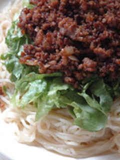 残った冷麺の麺でピリ辛ジャージャー麺-レシピのメイン写真
