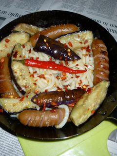 鉄パンで焼きなすとウィンナーの焼きうどん-レシピのメイン写真