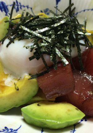 アボカドとマグロそして温泉卵載せ-レシピのメイン写真