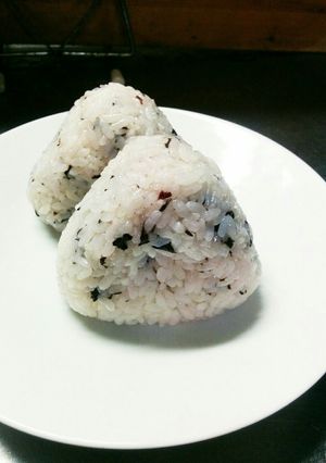 子供も喜ぶ、甘酸っぱい赤紫蘇おにぎり-レシピのメイン写真
