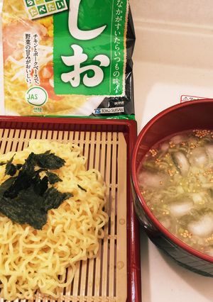 インスタントラーメンでネギ塩ざるラーメン-レシピのメイン写真